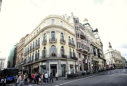El edificio que hace esquina entre la calle de Alcalá y la de Cedaceros es conocido con el nombre de “Sociedad Nuevo Club” o “Casa del New Club de Madrid” y fue construido en el año 1902.