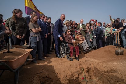 En el centro de la imagen y en silla de ruedas, las hermanas Pepi y Carmen Amado, junto al alcalde de Sevilla, Antonio Muñoz, en el acto oficial del cierre de la fosa Pico Reja, en el cementerio de San Fernando de Sevilla.
