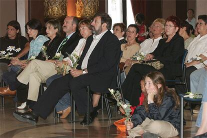 El paisajista Iñigo Segurola (en primera fila, al fondo a la izquierda), junto a varias víctimas y el delegado del gobierno, Paulino Luesma (derecha).