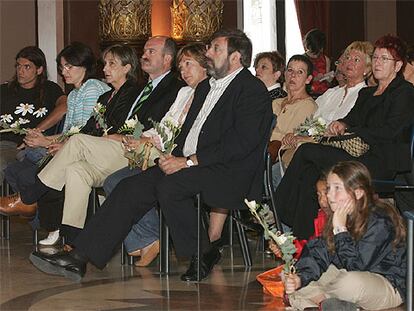 El paisajista Iñigo Segurola (en primera fila, al fondo a la izquierda), junto a varias víctimas y el delegado del gobierno, Paulino Luesma (derecha).