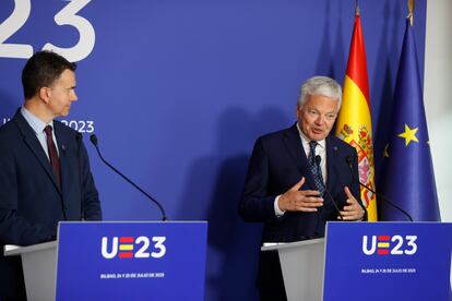 El ministro de Industria, Héctor Gómez, y el consejero de Justicia de la UE, Didier Reyders, en la clausura de la cumbre de Bilbao.