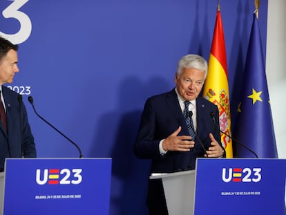 El ministro de Industria, Héctor Gómez, y el consejero de Justicia de la UE, Didier Reyders, en la clausura de la cumbre de Bilbao.