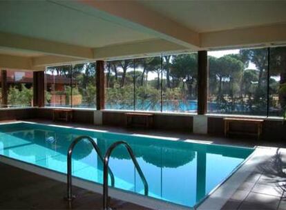 Piscina climatizada del parador de Tordesillas, que cuenta además con un gimnasio y sauna.