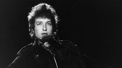 Bob Dylan, actuando en un programa de la BBC, en 1965.
