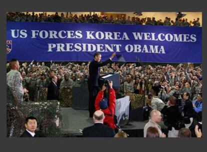 Los soldados de la base aérea de Osan, en Corea del Sur, reciben con aplausos al presidente Obama.