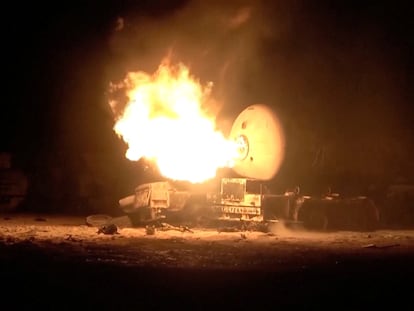 Un depósito de combustible arde tras un ataque estadounidense contra el puerto yemení de Ras Isa, en una imagen de Al Masirah TV divulgada este viernes.