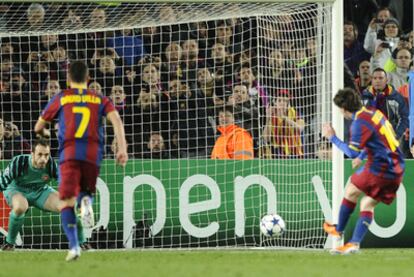 Messi beats Manuel Almunia from the penalty spot.