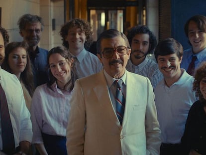 Ricardo Darín, como Julio César Strassera, y Peter Lanzani, a la izquierda, como Luis Moreno Ocampo, en un momento de 'Argentina, 1985'.