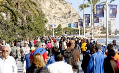 Centenares de turistas disfrutan del sol en la playa del Postiguet,  Alicante.