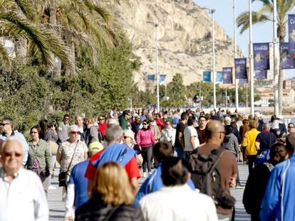 Centenares de turistas disfrutan del sol en la playa del Postiguet,  Alicante.