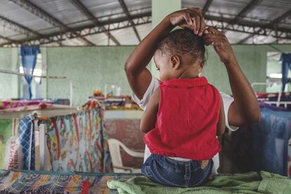 Una madre le hace un moño a su hija en el sector materno de la prisión de Izalco. Es el único sector de este tipo en las cárceles salvadoreñas. Esta mujer está condenada a 10 años de cárcel por posesión de marihuana y su condena se cumple en 2029.