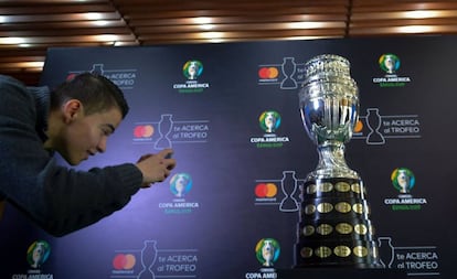 Fã tira foto do troféu da Copa América.