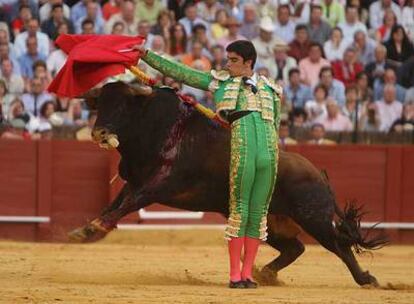 Miguel Ángel Perera, en su segundo toro, al que le cortó dos orejas.