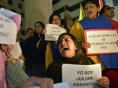 Protesta frente a la embajada británica en Quito.