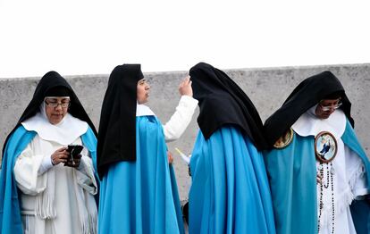Un grupo de monjas espera la llegada del papa Francisco al estado Venusitano Carranza de Morelia (México).