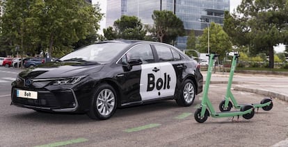 Patinetes y un VTC de Bolt en Madrid.