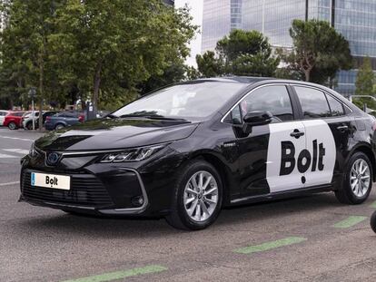 Patinetes y un VTC de Bolt en Madrid.