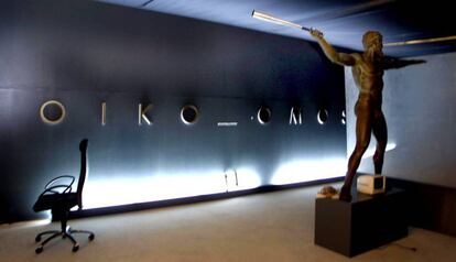 L'obra 'Oikonomos', de Francesc Torres, que Rafael Tous ha cedit al Macba.