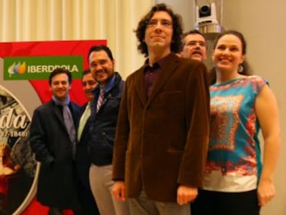 El elenco artístico de 'Maria Estuarda' en la presentación de la ópera en Bilbao.