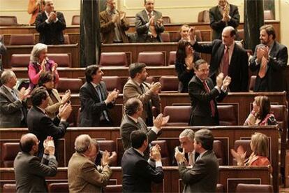 Artarloa agradece la ovación que le dispensaron los diputados del PP puestos en pie.