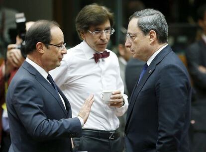 Fran&ccedil;ois Hollande charla con Mario Draghi durante la segunda jornada de la cumbre de la UE en Bruselas.