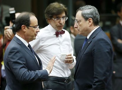 François Hollande charla con Mario Draghi durante la segunda jornada de la cumbre de la UE en Bruselas.