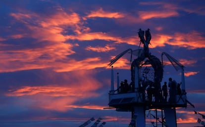 Participantes del festival Burning Man contemplan el atardecer desde la Torre de Ascensión. Unas 70.000 personas se encuentran en la 30ava edición del festival de arte y música que se celebra en el Black Rock Desert de Nevada (EE UU).