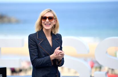 Cate Blanchett, ante la playa en San Sebastián.