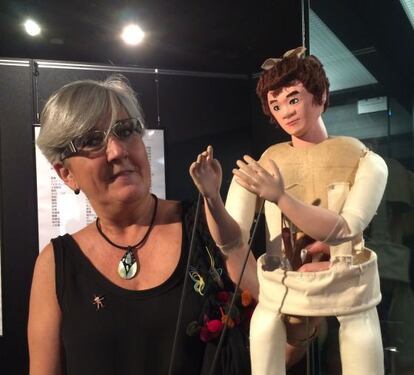 Idoya Otegui, directora del Topic, con una marioneta en el museo Kawamoto.