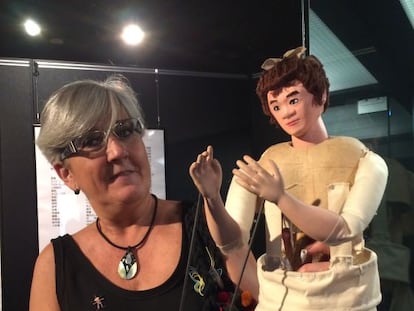 Idoya Otegui, directora del Topic, con una marioneta en el museo Kawamoto.