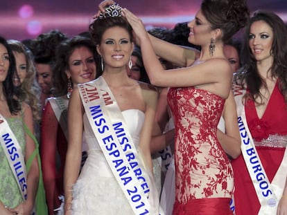 Andrea Huisgen junto a Miss España 2010 Paula Guillo, el certamen Miss España 2011, en Sevilla.