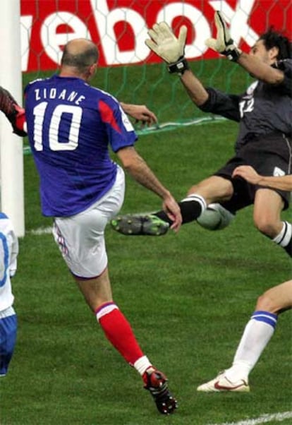 Zidane marca el primer gol de Francia, anoche.