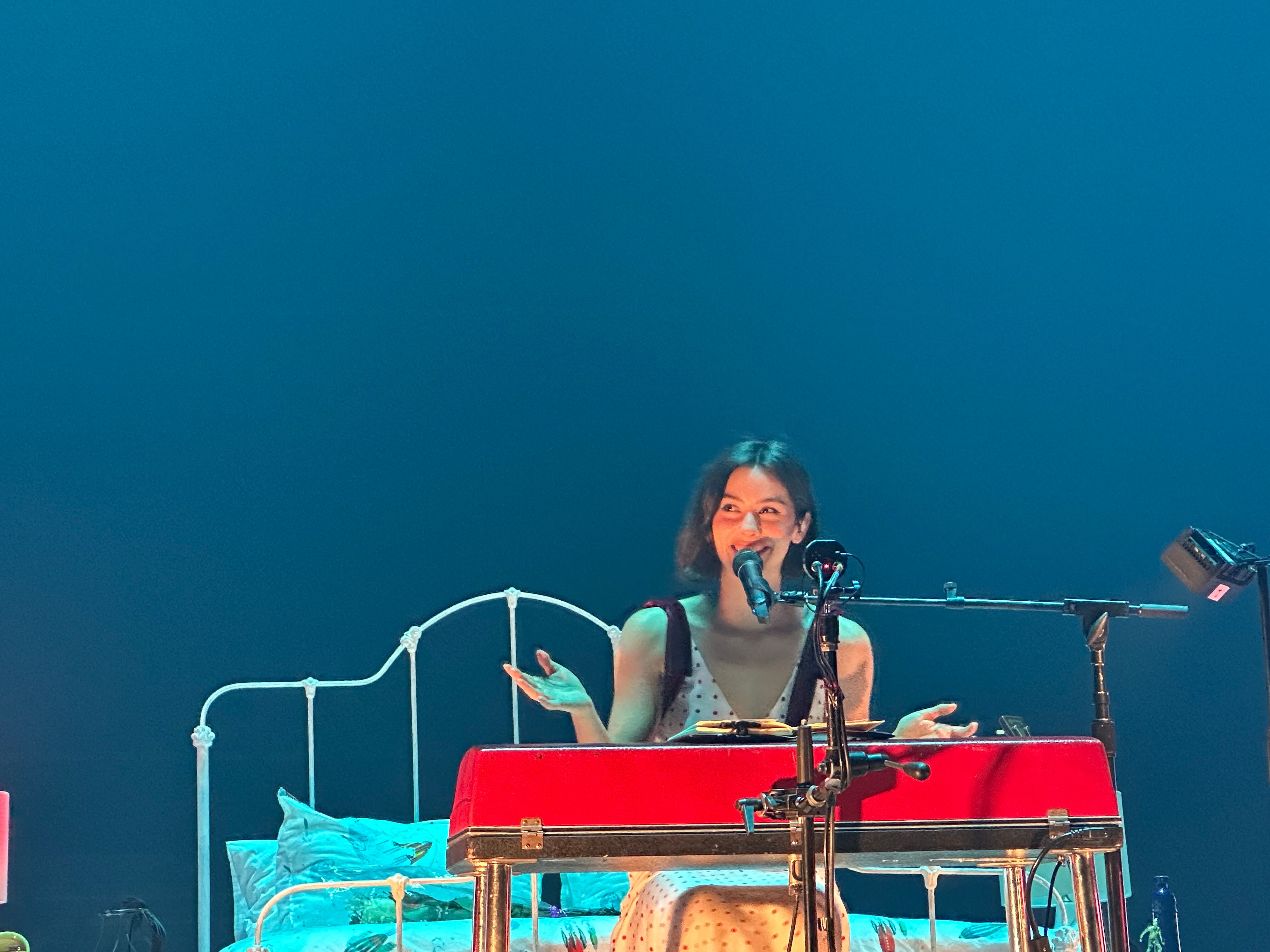 Gracie Abrams acaricia el alma de sus fans en Madrid