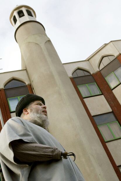 Abu Hamza dirige la oración en una mezquita de Londres en 2003.