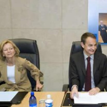 El presidente del Gobierno español, José Luis Rodríguez Zapatero (2i), y la ministra de Economía, Elena Salgado (i), acompañados del presidente de la Comisión, José Manuel Durao Barroso y la secretaria general de la CE, Catherine Day, durante la reunión que mantuvieron hoy en Bruselas con la Comisión, una cita centrada en la crisis y las medidas de reactivación económica.