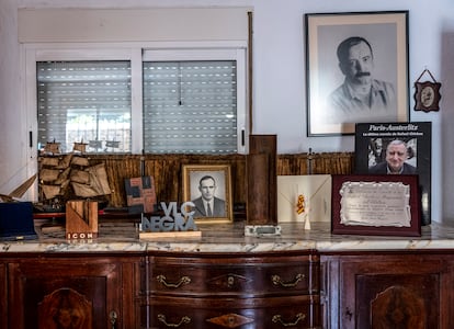 Una cómoda de la casa de Rafael Chirbes en Beniarbeig con algunos de los premios que recibió y con un retrato del padre del escritor, además de fotos de él mismo.