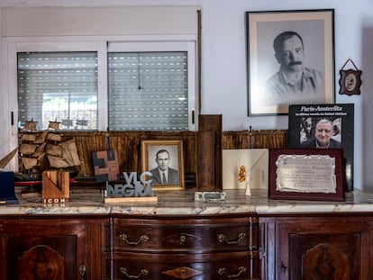 Una cómoda de la casa de Rafael Chirbes en Beniarbeig con algunos de los premios que recibió y con un retrato del padre del escritor, además de fotos de él mismo.