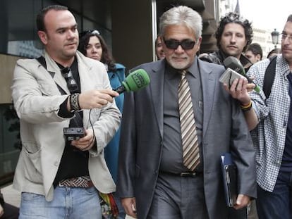 Mario Alvarado, cerca de las oficinas de Bankia.