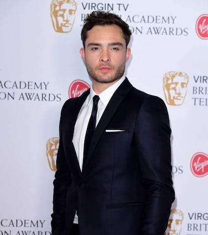 <p>Ed Westwick interpretó al también niño rico y emprendedor Chuck Bass en la serie creada por Josh Schwartz y Stephanie Savage, basada en las novelas de Cecily von Ziegesar. Como el resto del reparto, su trabajo en ‘Gossip Girl’ le dio la fama y con su papel como uno de los villanos de la ficción consiguió ganarse al público. En 2008 llegó a ser nombrado por la revista ‘People’ como uno de los hombres más sexies del mundo. “No tenía mucho trabajo en Londres. Estaba en Los Ángeles solo por un mes y me dieron un papel en la serie. Me cambió la vida”, ha recordado de sus inicios. Tras el fin de la serie, participó en películas como ‘Bone In The Throat’ (2015) o ‘Éramos pocos y llegaron los aliens’ (2015), aunque en los últimos años sus trabajos se han centrado en la televisión. </p> <br> <p> <p>Ed Westwick (1987, Hertfordshire) compagina su trabajo como actor con su faceta como músico, fue líder de la banda punk The Filthy Youth. Durante el rodaje de la serie, mantuvo una relación con su compañera de reparto Jessica Szohr que duró dos años (de 2008 a 2010). Hoy mantiene una relación con la actriz y modelo Jessica Michél Serfaty.</p> <br> <p>