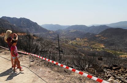 Días después del incendio la gente comienza a revisar sus casas y tierras.