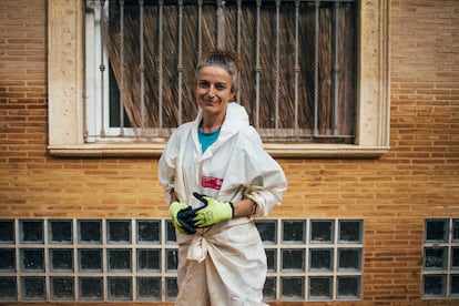 La deportista Susana Pareja, durante las labores de limpieza tras el paso de la dana en Sedaví (Valencia).