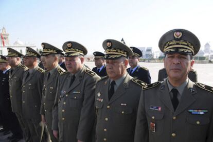 Un grupo de militares tunecinos antes de asistir a un gabinete de crisis en el Ministerio de Defensa en Túnez tras el tiroteo.