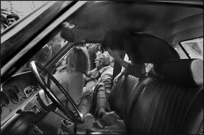 Una de sus fotos insignia de Letizia Battaglia. Giorgio Mattarella, actual presidente de la República italiana, sacando del coche a su hermano muerto Piersanti Mattarella, entonces presidente de la región Sicilia, después de un atentado de la Cosa Nostra el domingo de Reyes de 1980.