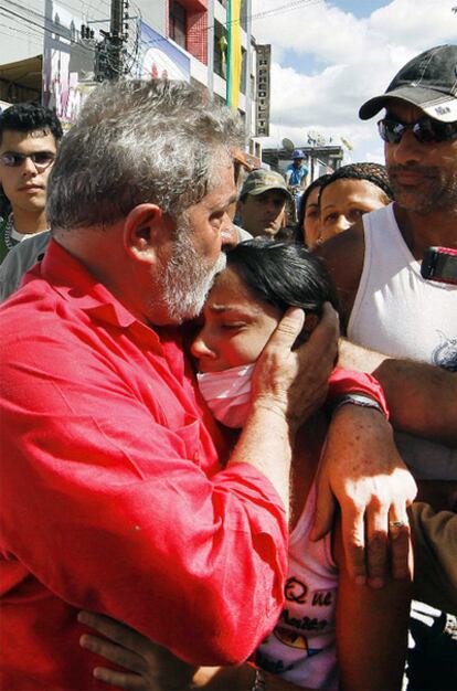 Lula abraza a una joven el jueves en Palmares (Pernambuco), una de las poblaciones brasileñas afectadas por las lluvias