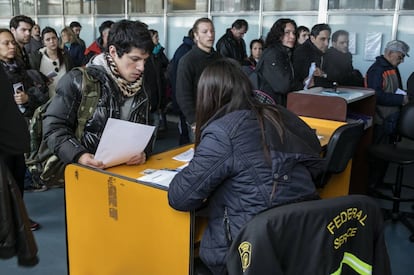 Un cliente inicia en el Correo Argentino el trámite para retirar un producto comprado en el exterior.