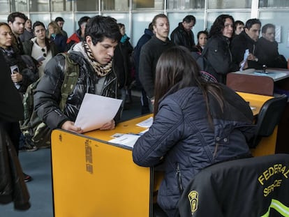 Un cliente inicia en el Correo Argentino el tr&aacute;mite para retirar un producto comprado en el exterior.