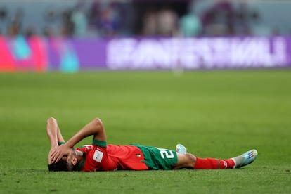 Achraf Dari, de Marruecos, en el suelo tras una jugada.
