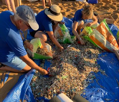 Miembros de la organización Per la Mar Viva recogiendo residuos en Platja de Cavalleria, en Menorca.