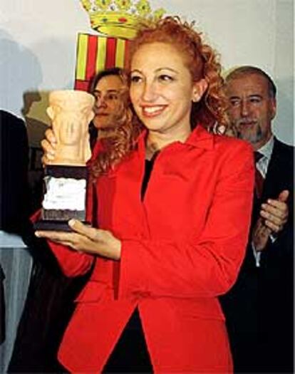 La escritora Eugenia Rico con el galardón del Premio Azorín.