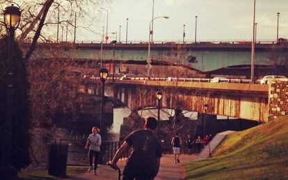 Corredores y ciclistas en el sendero Schuylkill a su paso por la ciudad de Filadelfia. 